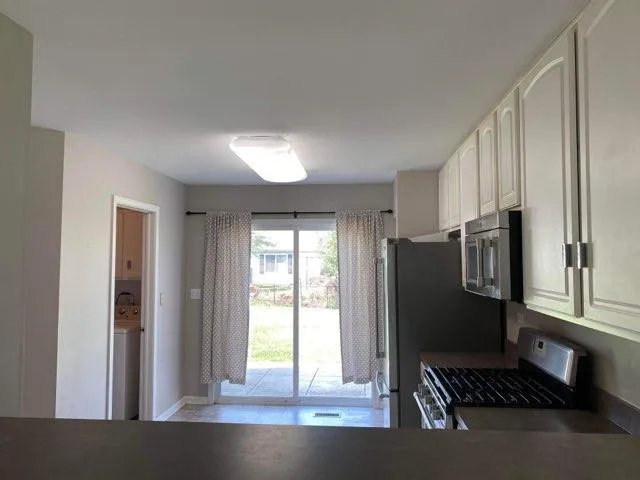 $2,050 | 86 Amberly Drive, Round Lake, IL 60073