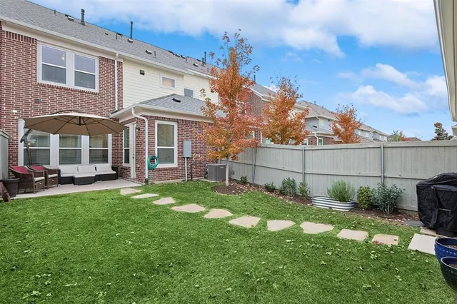 a view of a house with backyard and a yard