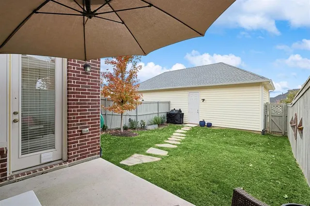a view of a house with a backyard