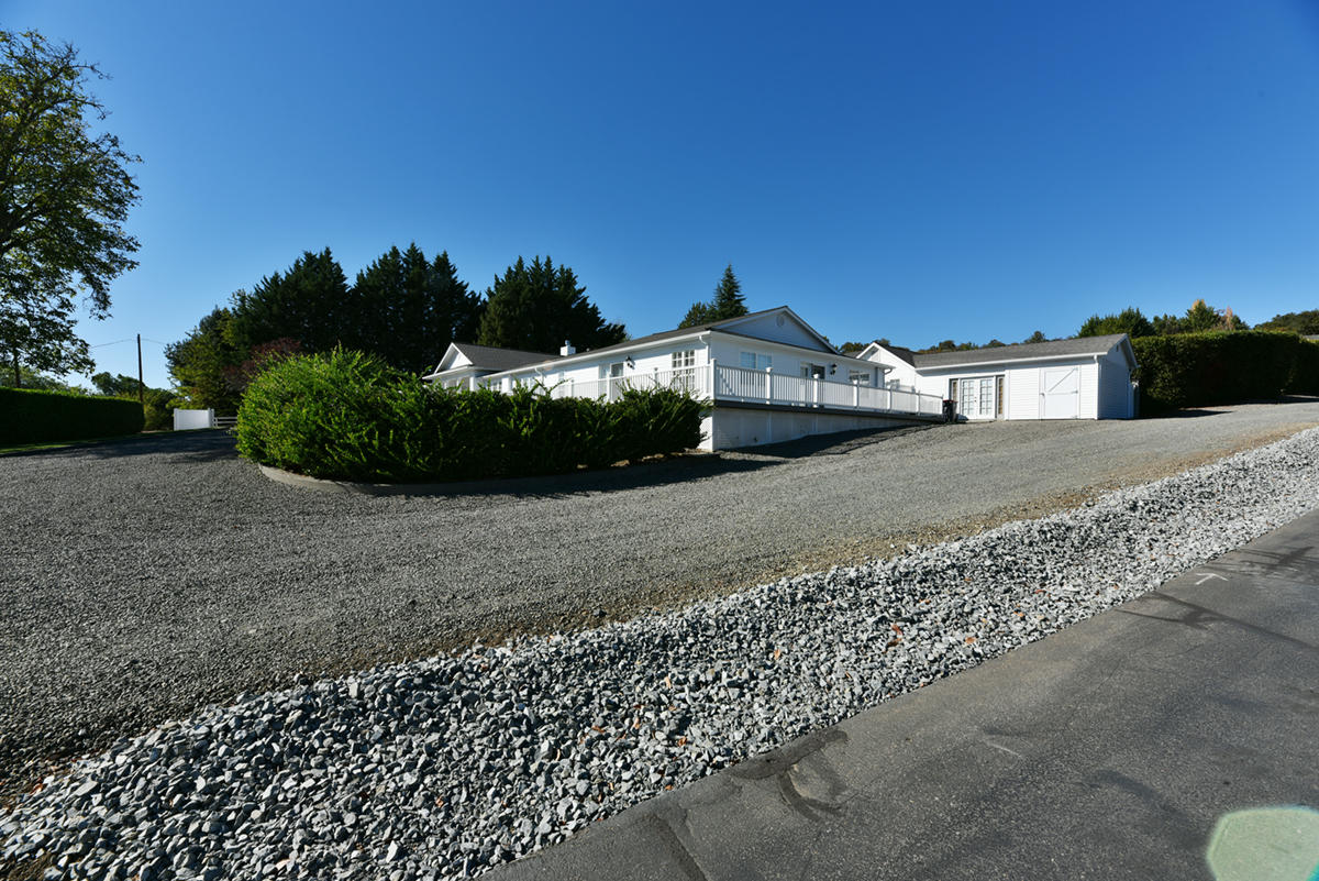 2105 Coker Butte Road Medford, OR 97504 - Photo 6 of 56 4