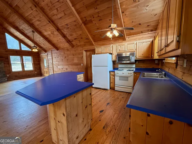 a view of a yard of the house