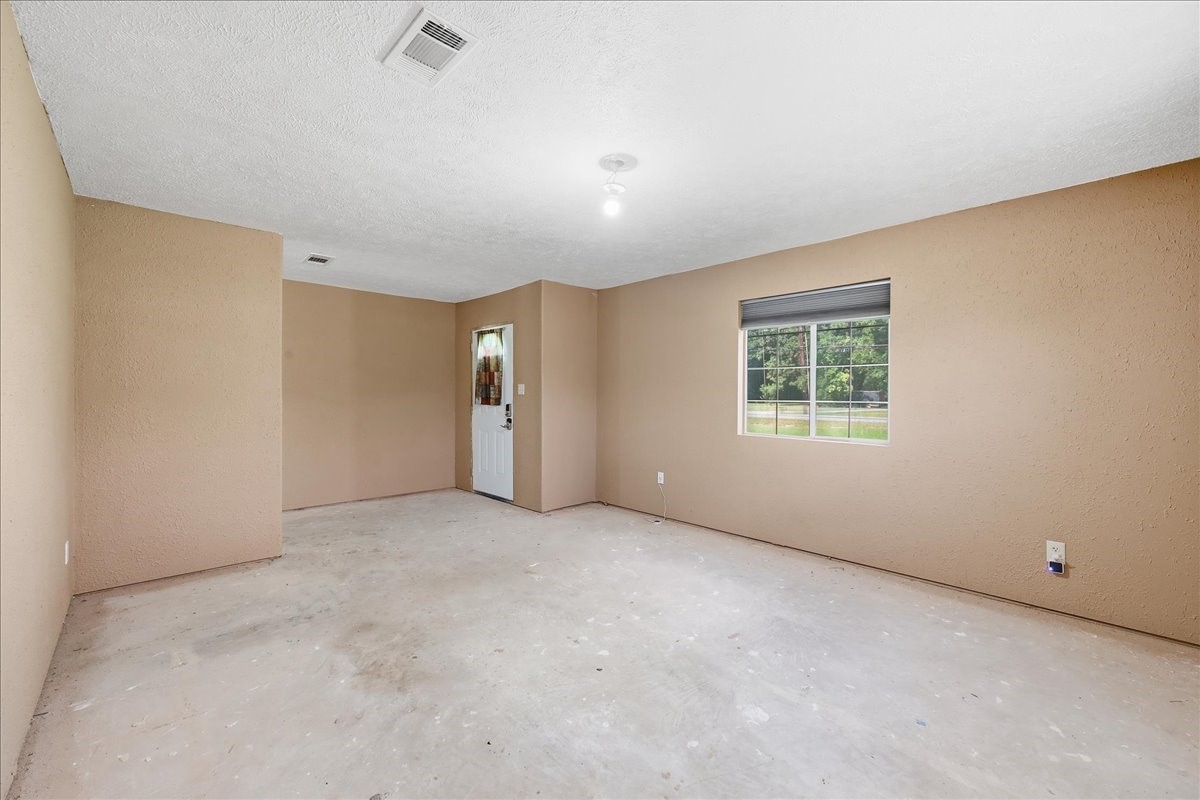 14183 Craigen Road Beaumont, TX 77705 - Photo 6 of 28 Living room