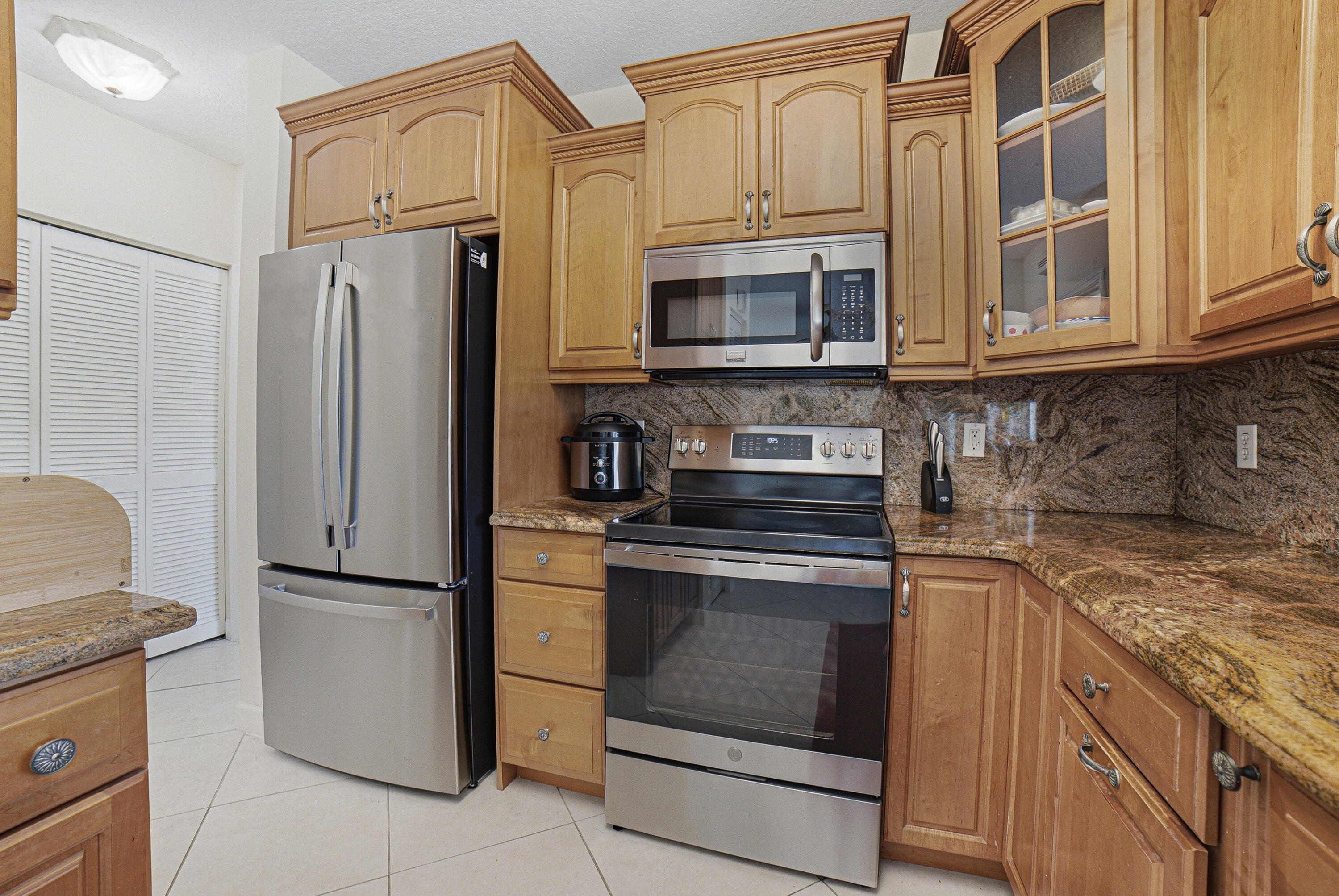 9682 Vía Emilie Boca Raton, FL 33428 - Photo 11 of 35 Kitchen-C