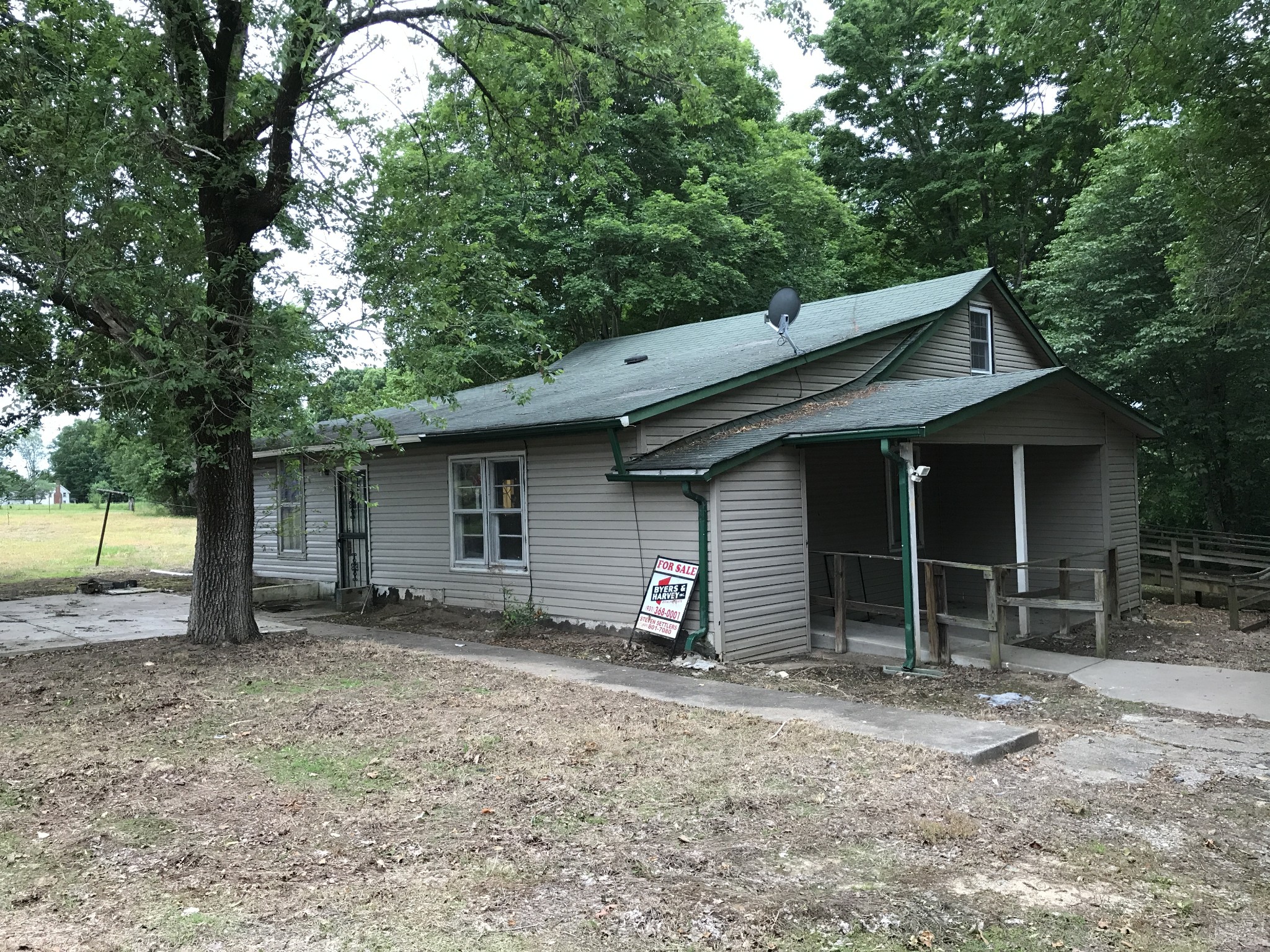 811 Gholson Road Clarksville, TN 37043 - Photo 6 of 25 a backyard of a house with oven and tree