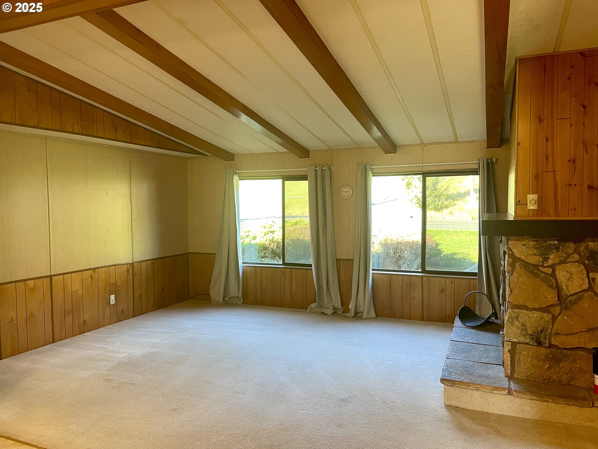 2895 Harris Street Road Kelso, WA 98626 - Photo 15 of 47 a room with window