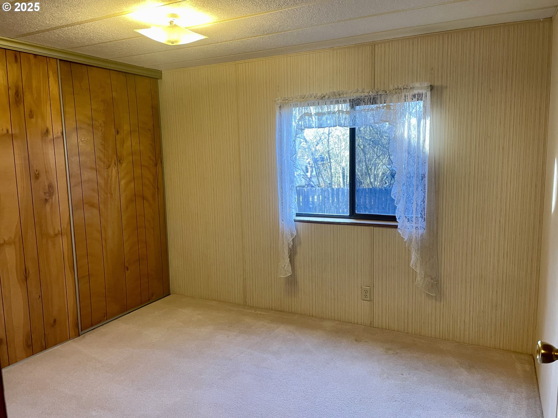 2895 Harris Street Road Kelso, WA 98626 - Photo 31 of 47 an empty room with windows and entrance