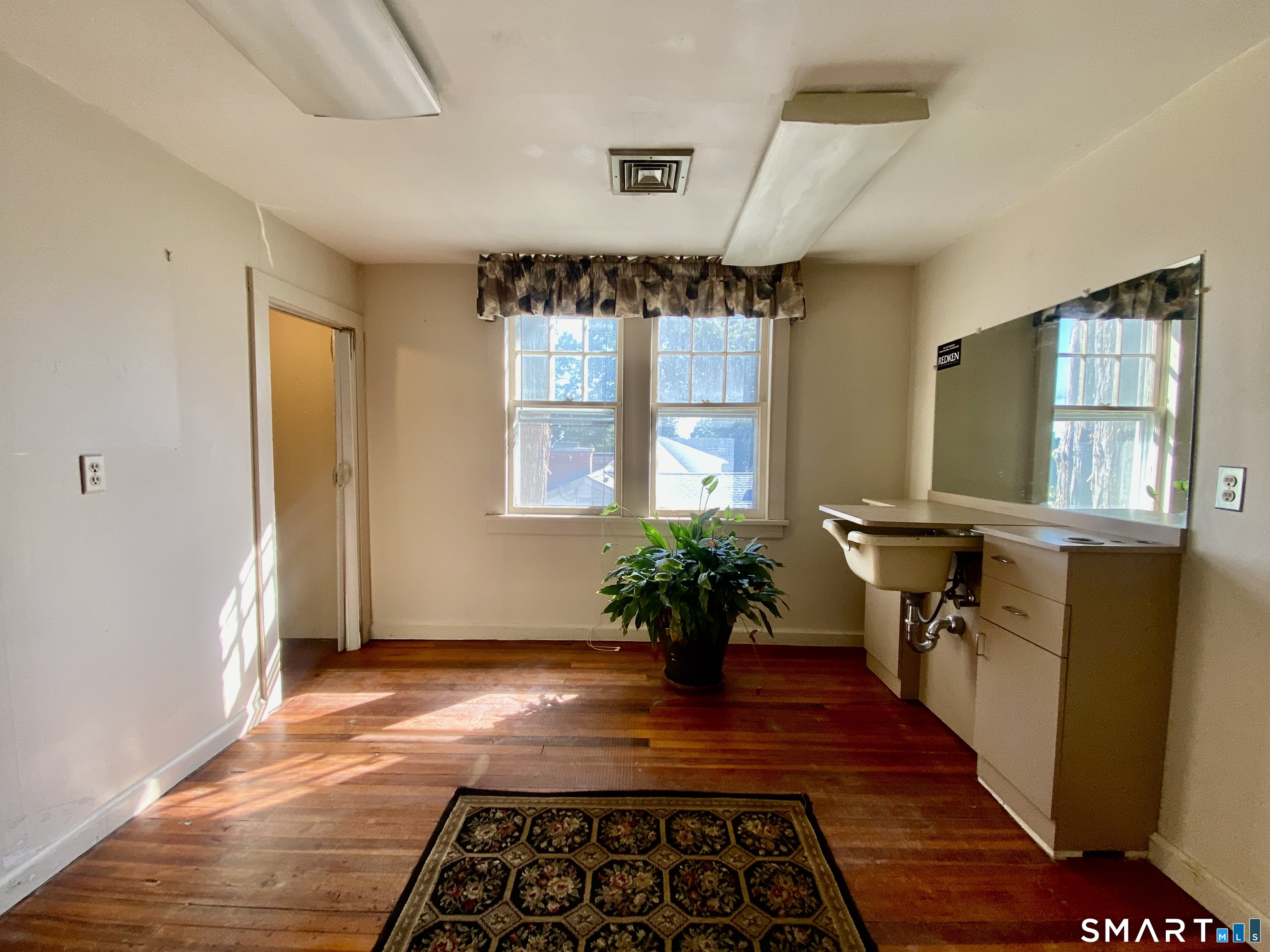 506 Old Stratfield Road Fairfield, CT 06825 - Photo 12 of 23 upper level middle room