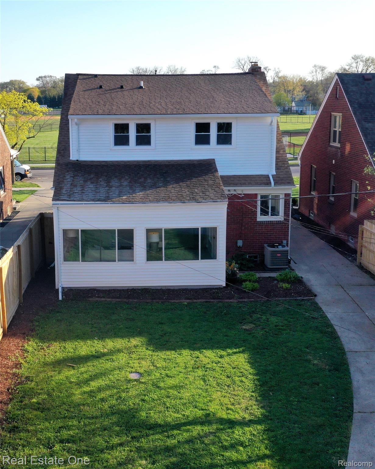 469 Kerby Road Grosse Pointe, MI 48236 - Photo 5 of 38 5.jpeg