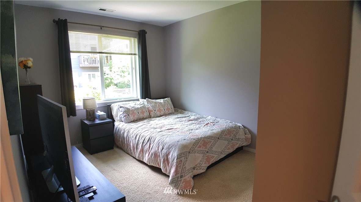 135 Cougar Ridge Road Northwest Issaquah, WA 98027 - Photo 14 of 22 a bedroom with a bed and a window