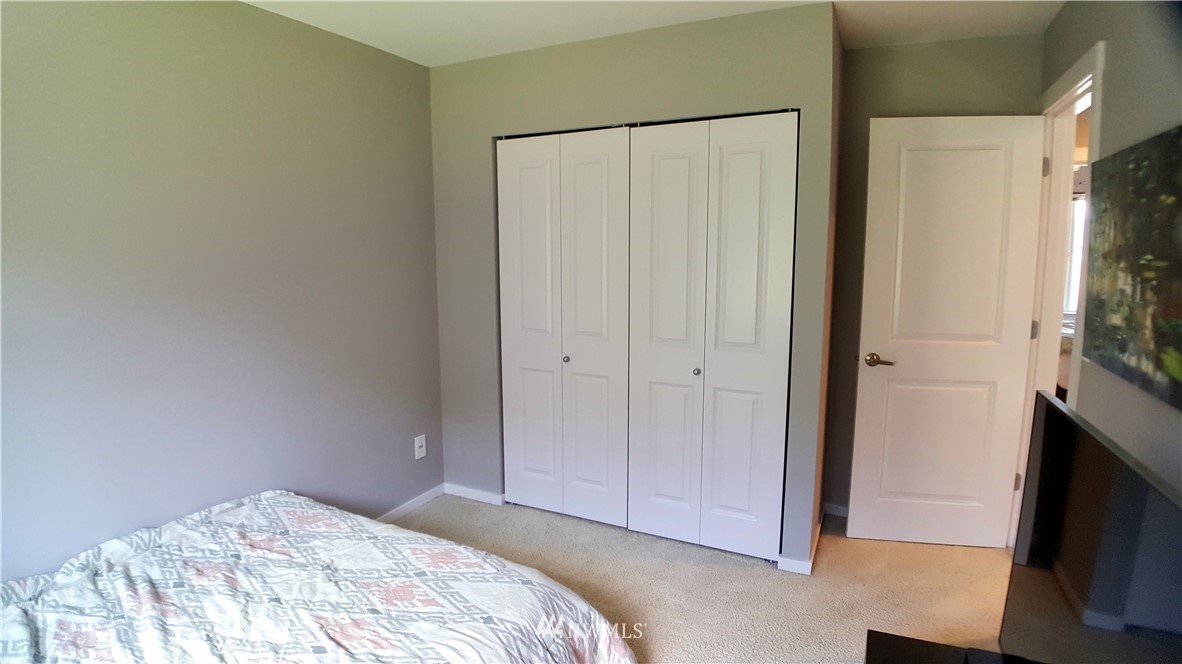 135 Cougar Ridge Road Northwest Issaquah, WA 98027 - Photo 15 of 22 a bedroom with a bed and a flat tv screen
