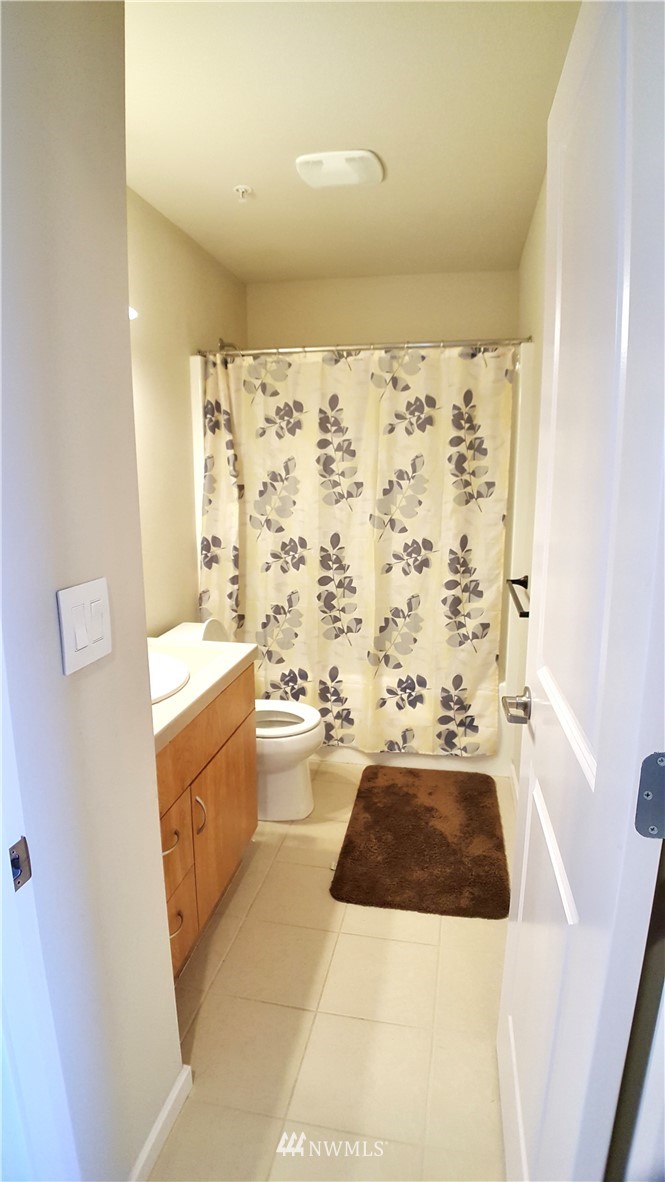 135 Cougar Ridge Road Northwest Issaquah, WA 98027 - Photo 16 of 22 a bathroom with a bathtub sink and toilet