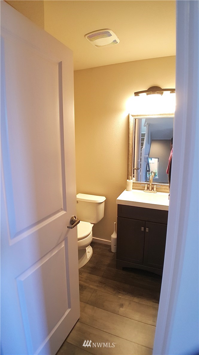 135 Cougar Ridge Road Northwest Issaquah, WA 98027 - Photo 19 of 22 a bathroom with a sink a toilet and mirror
