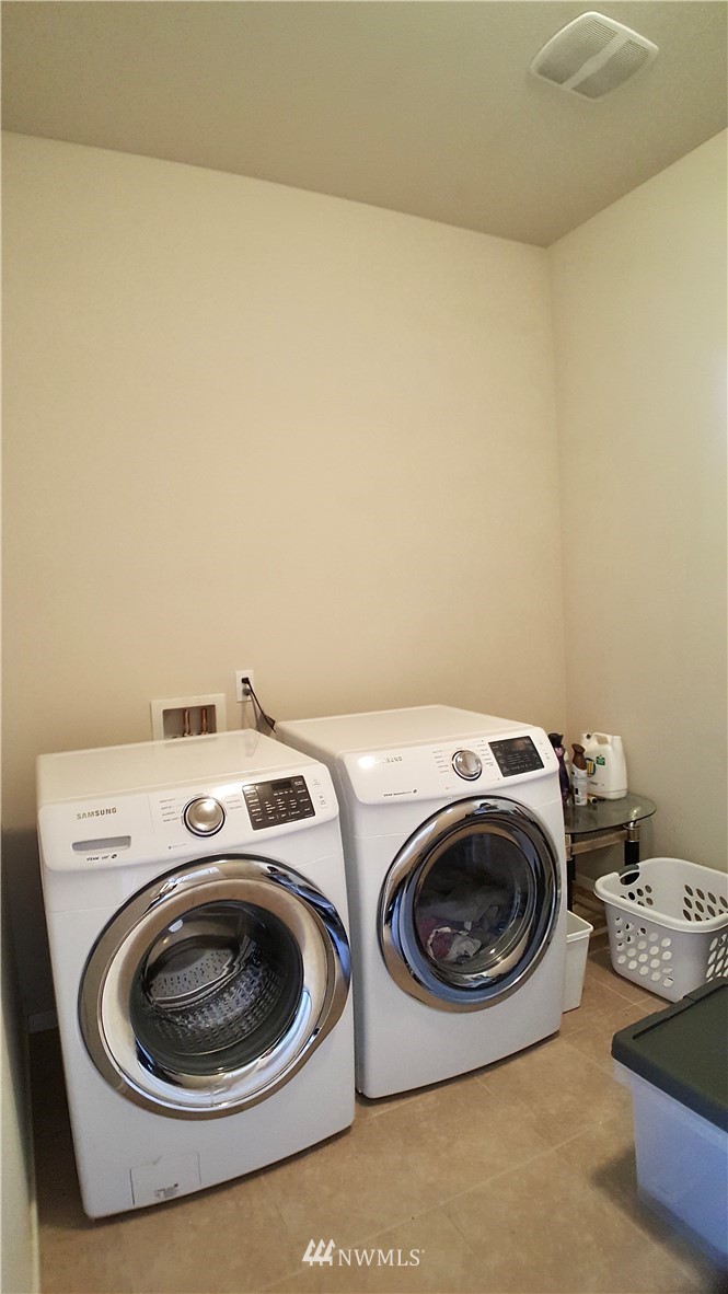 135 Cougar Ridge Road Northwest Issaquah, WA 98027 - Photo 20 of 22 a utility room with dryer and washer