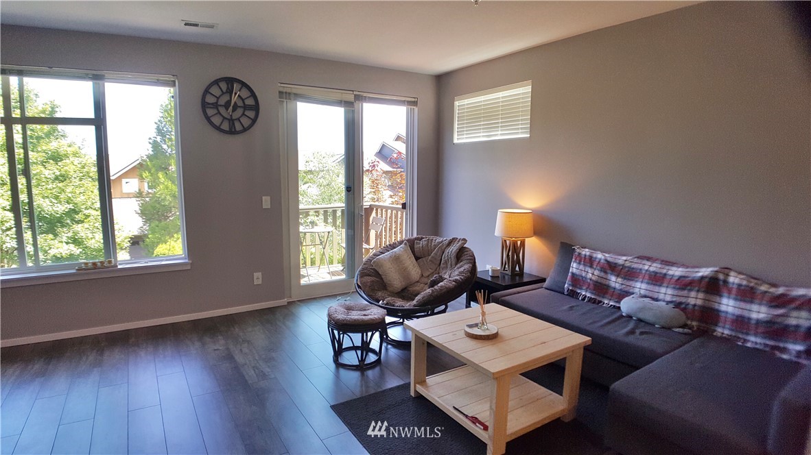 135 Cougar Ridge Road Northwest Issaquah, WA 98027 - Photo 4 of 22 a living room with furniture and a window