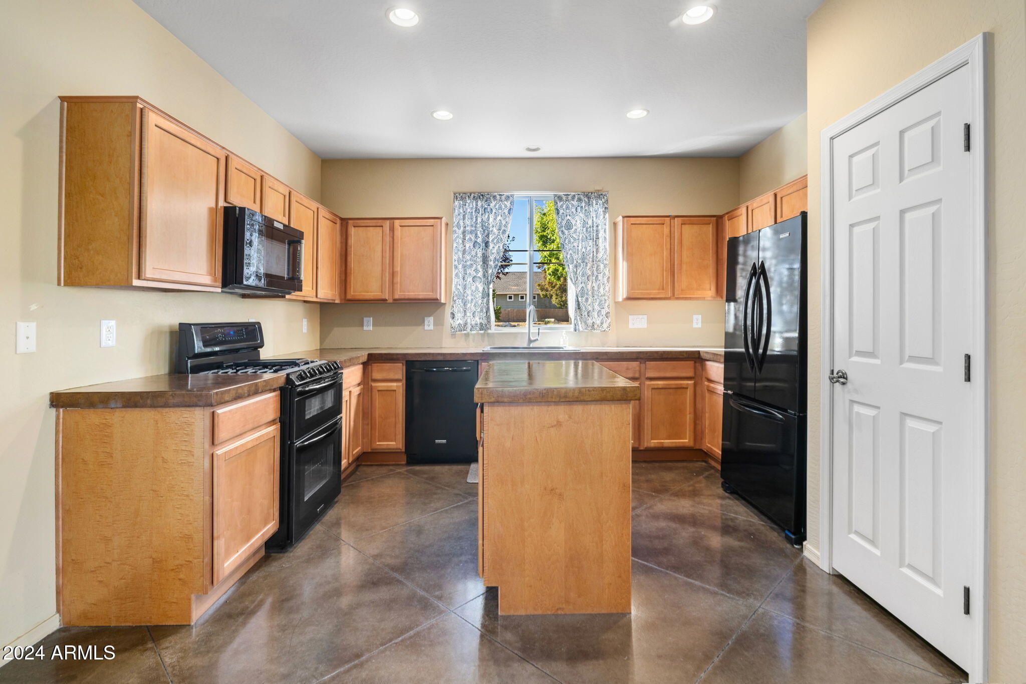 1347 Kettle Hill Road Prescott Valley, AZ 86314 - Photo 15 of 86 15-Kitchen_3