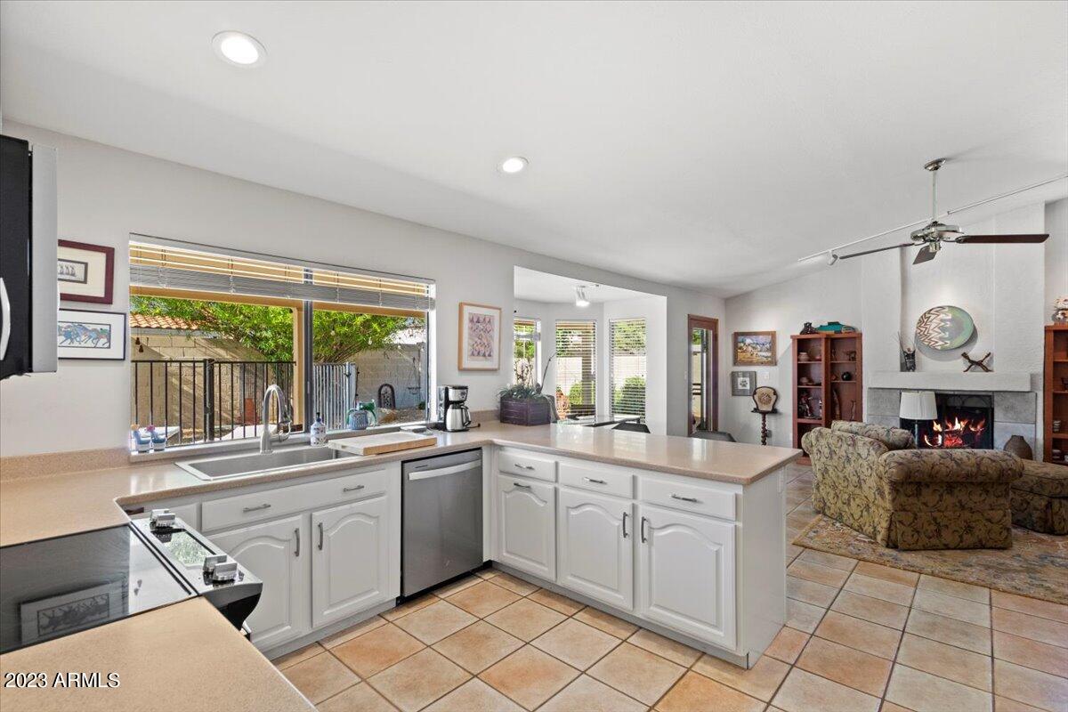 5120 East Redfield Road Scottsdale, AZ 85254 - Photo 6 of 18 07-Kitchen