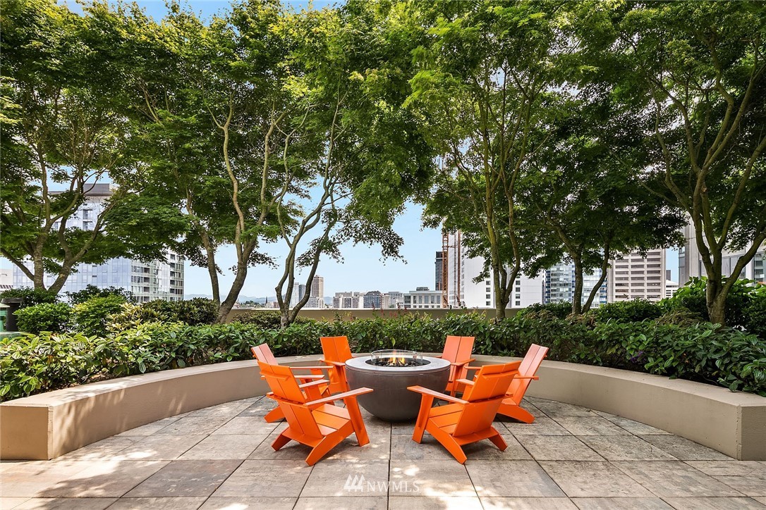 819 Virginia Street, Unit 1006 Seattle, WA 98101 - Photo 15 of 20 a backyard of a house with table and chairs