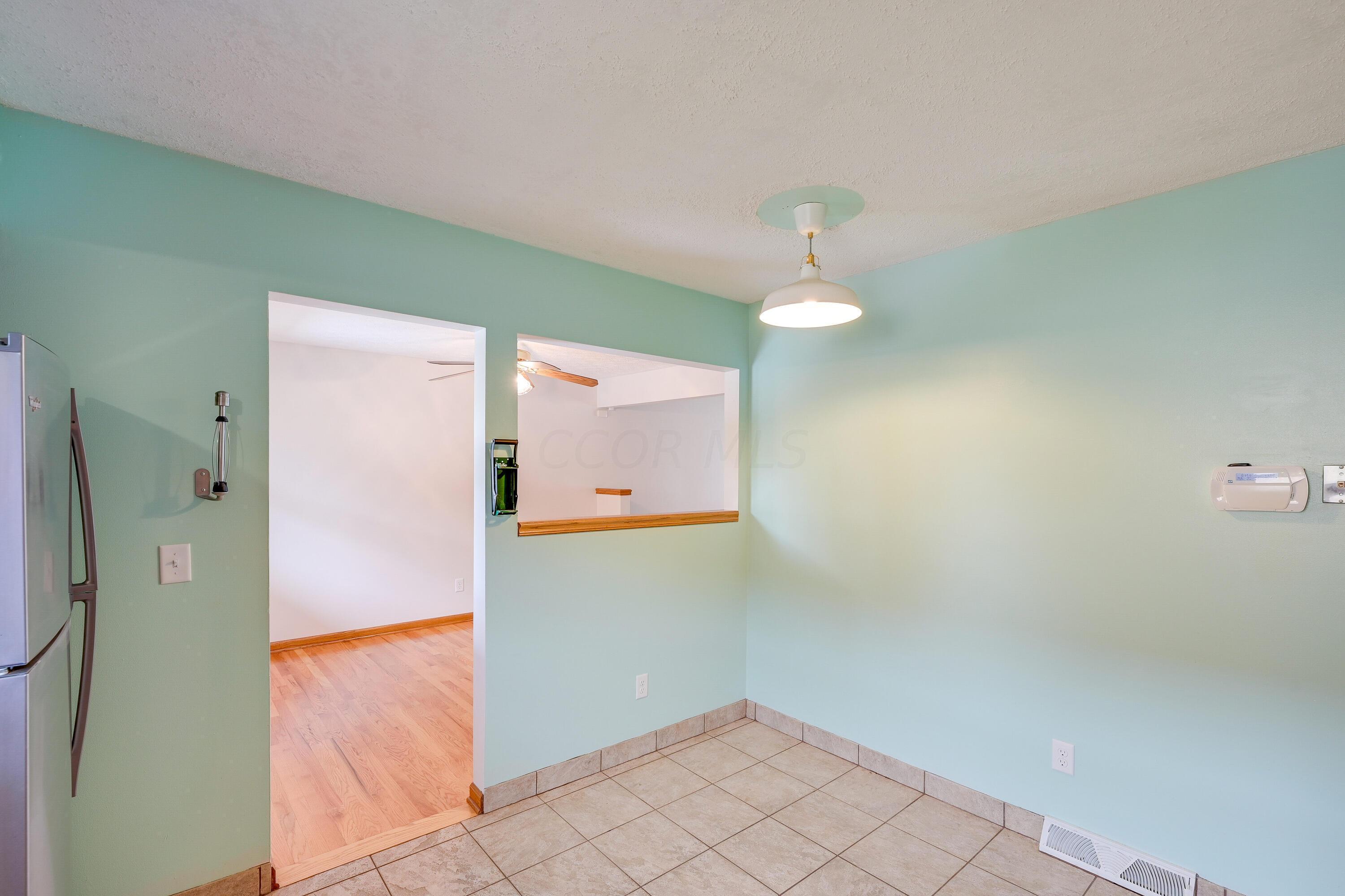 5383 Pine Bluff Road Columbus, OH 43229 - Photo 10 of 32 Eat in Kitchen area