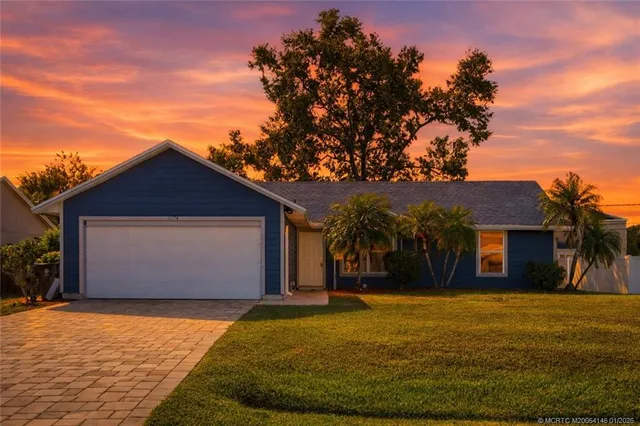 a front view of house with yard