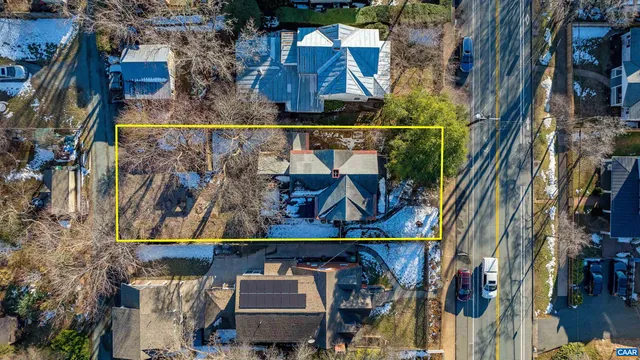 a view of entryway with outdoor area