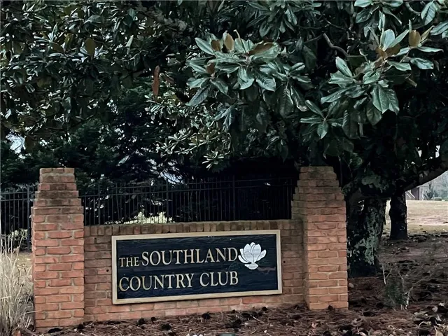 a sign that is sitting on a brick wall