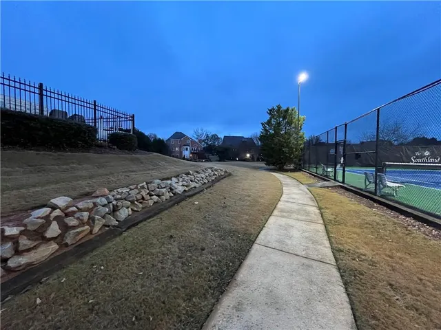 a view of a backyard
