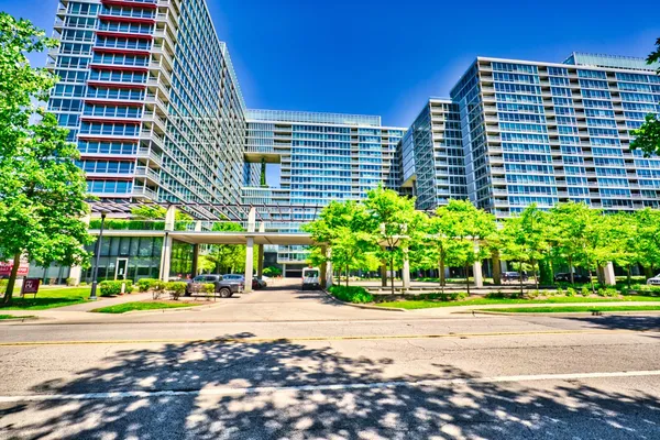 $3,300 | 9725 Woods Drive, Unit 707, Skokie, IL 60077