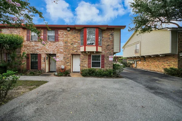 $1,900 | 10654 Hazelhurst Drive, Unit 28, Houston, TX 77043