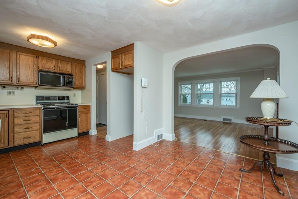 98 Prentice Street Waltham, MA 02451 - Photo 7 of 40 Gallery Image 7