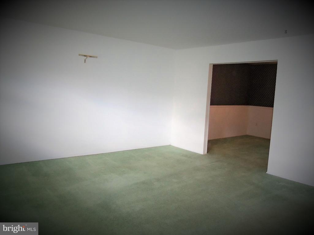 1807 Newcastle Road Baltimore, MD 21244 - Photo 4 of 27 Living Room