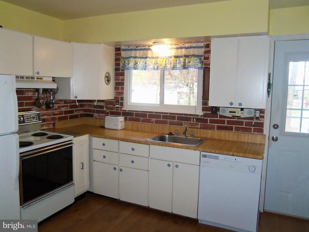 1807 Newcastle Road Baltimore, MD 21244 - Photo 5 of 27 Kitchen