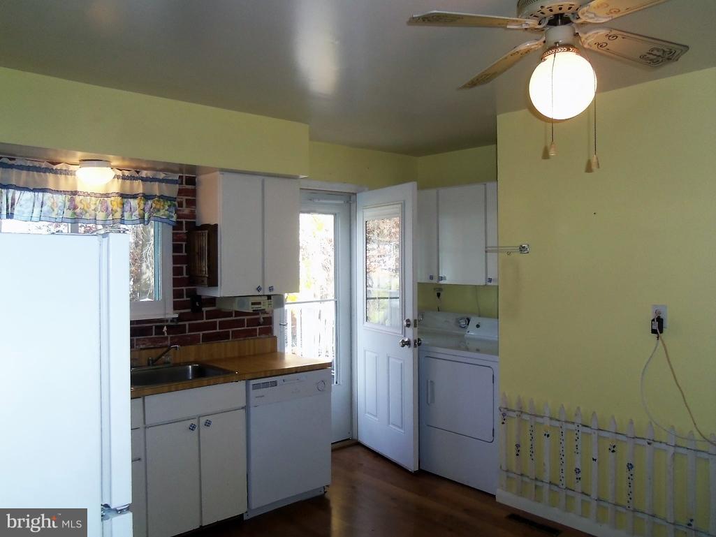 1807 Newcastle Road Baltimore, MD 21244 - Photo 6 of 27 Kitchen