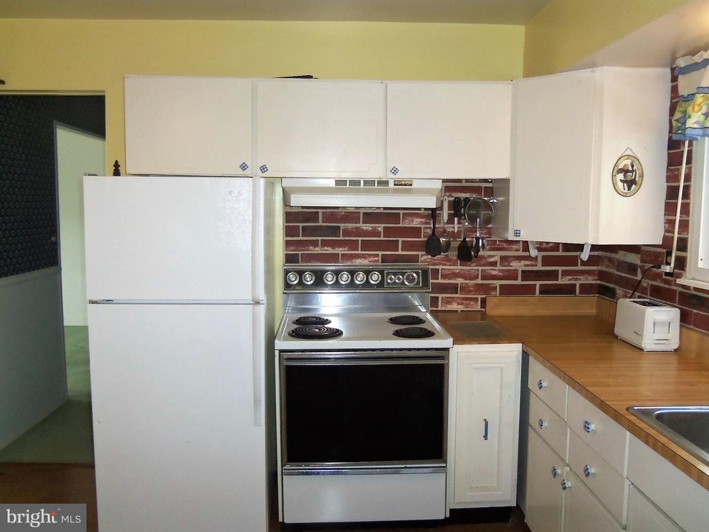 1807 Newcastle Road Baltimore, MD 21244 - Photo 7 of 27 Kitchen