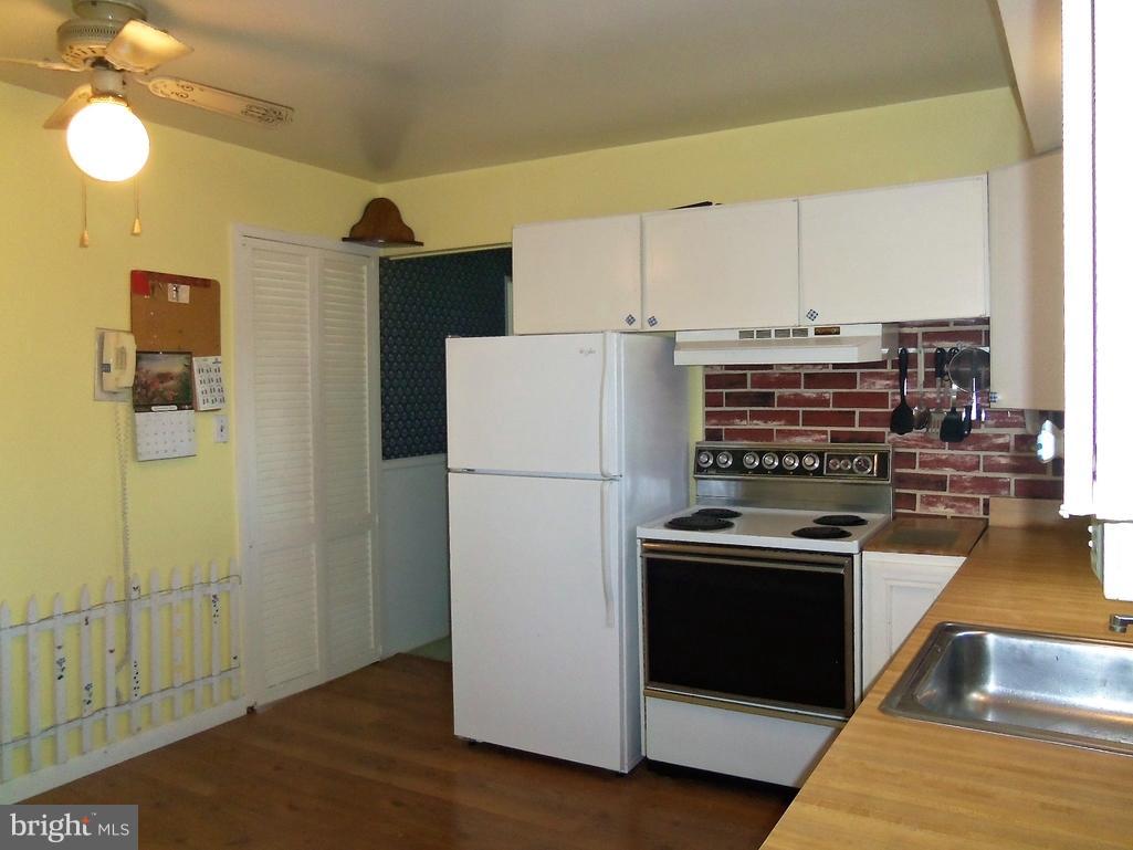 1807 Newcastle Road Baltimore, MD 21244 - Photo 8 of 27 Kitchen