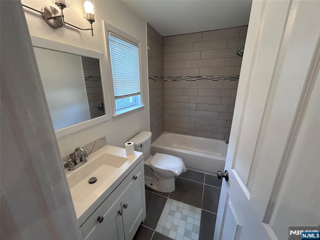 215 Wagaraw Road Hawthorne, NJ 07506 - Photo 10 of 11 Gallery Image 10