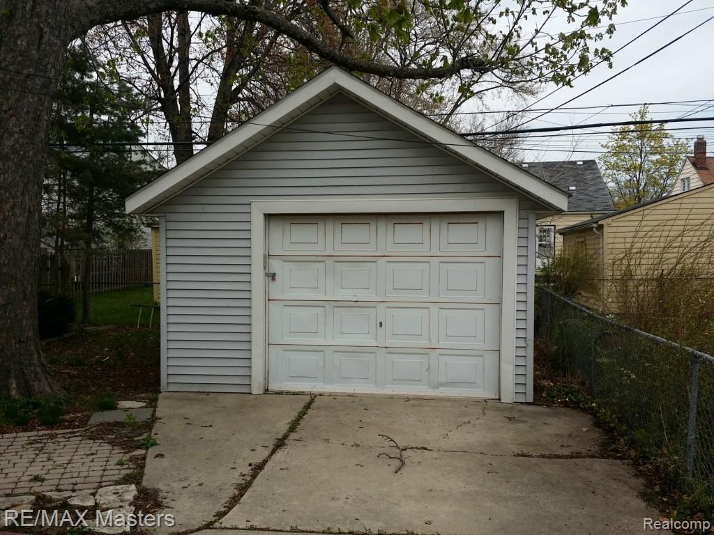 2118 Roslyn Road Grosse Pointe, MI 48236 - Photo 8 of 8 garage.jpg