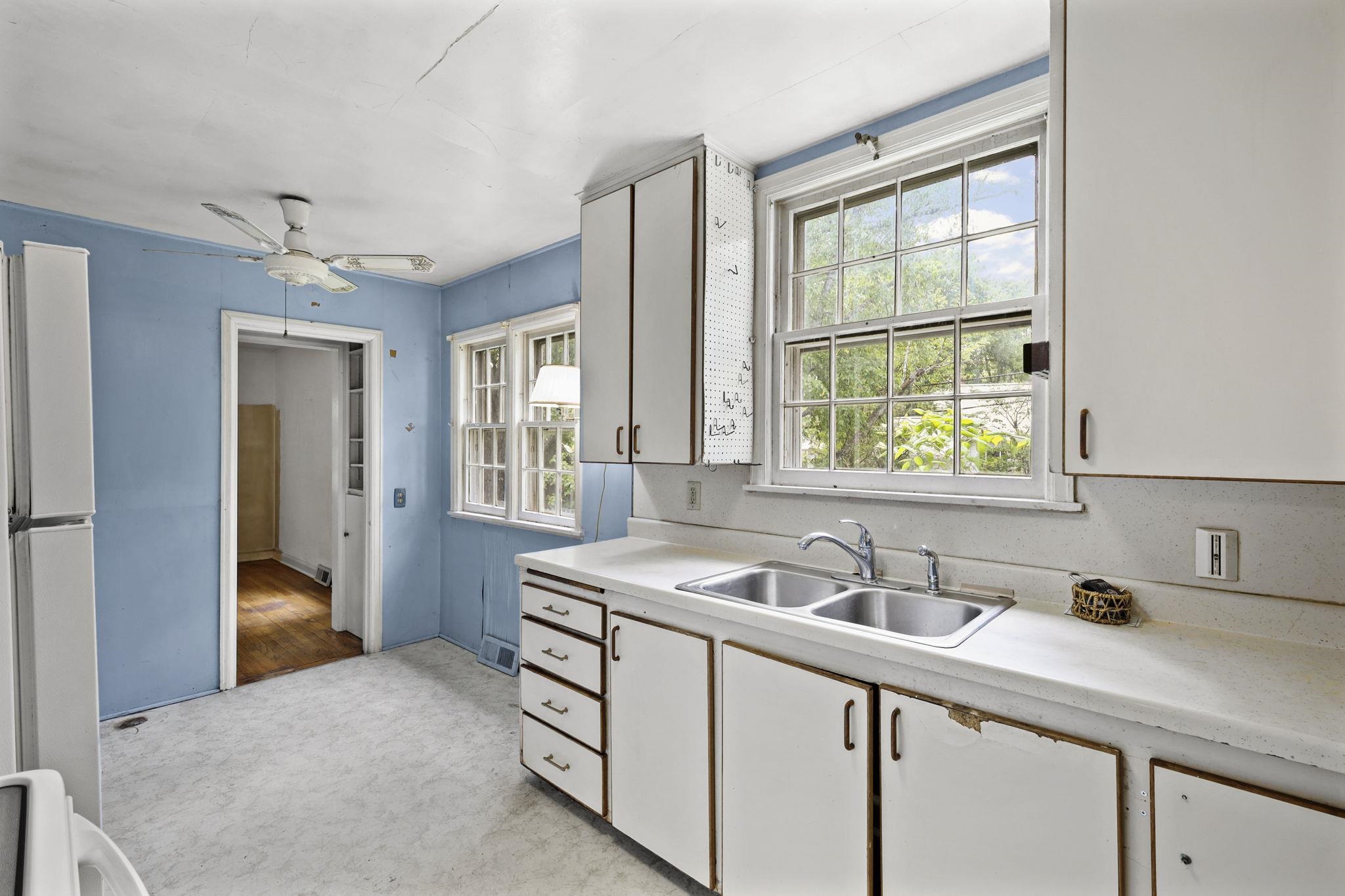 3209 Topping Road Madison, WI 53705 - Photo 10 of 34