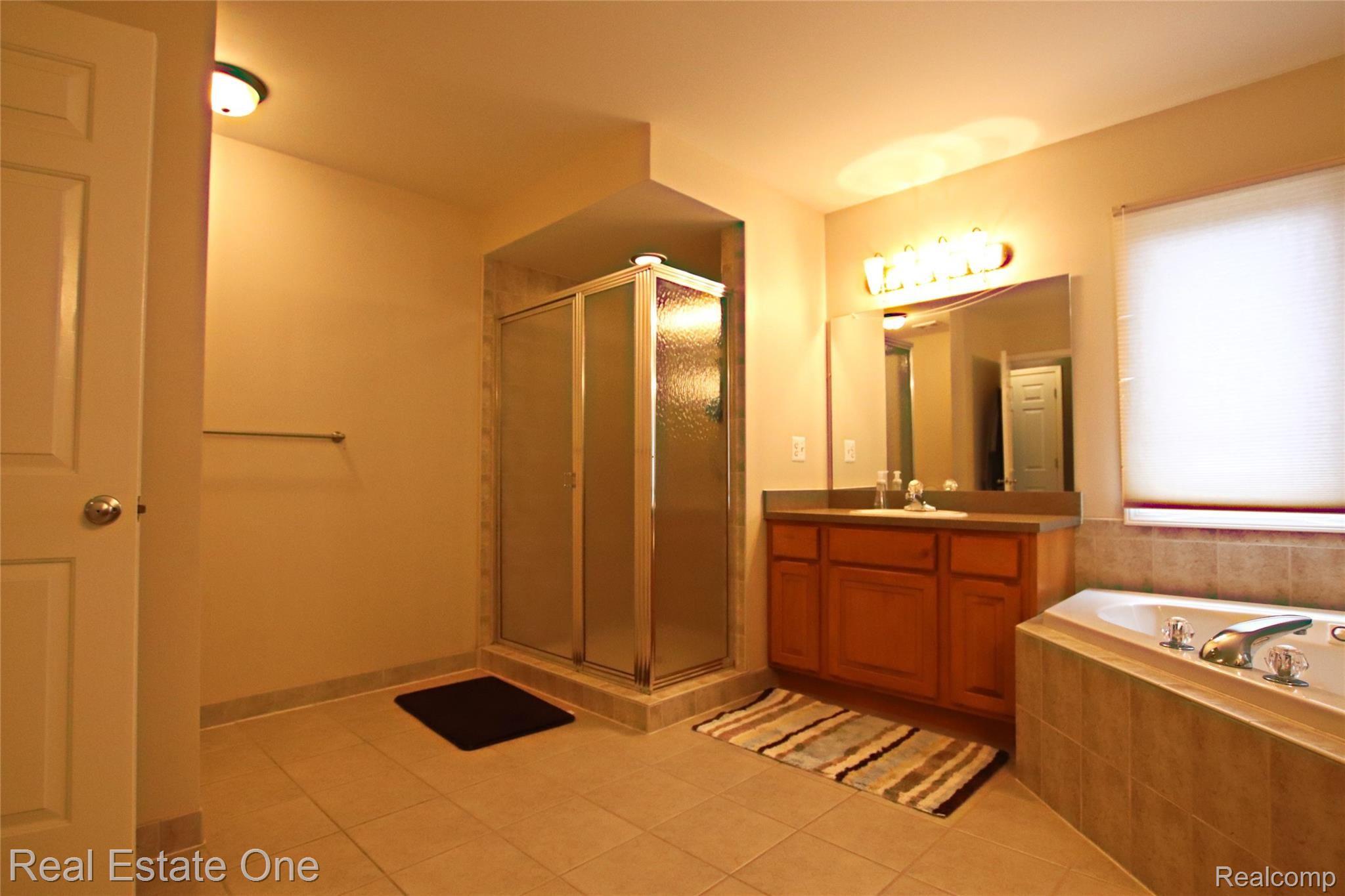 1272 Welland Drive Rochester, MI 48306 - Photo 32 of 53 Separate shower and lots of space in this bathroom!