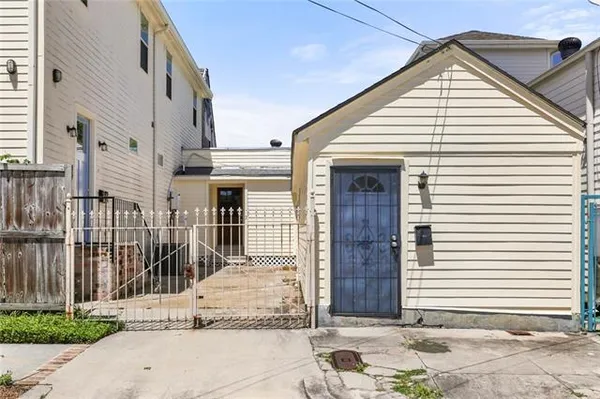 $1,200 | 801 Austerlitz Street, Unit B, New Orleans, LA 70115