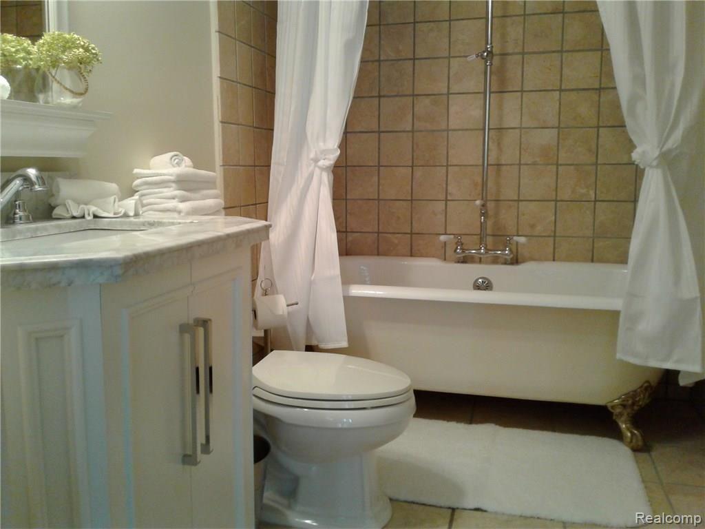 2047 Windemere Road Birmingham, MI 48009 - Photo 29 of 37 Bathroom2.jpg