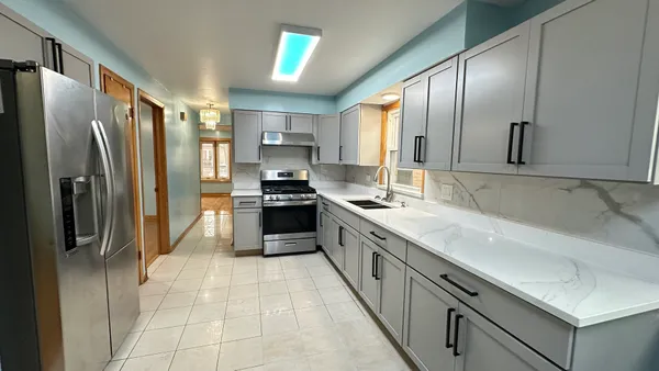 $3,000 | 4819 West Winnemac Avenue, Chicago, IL 60630