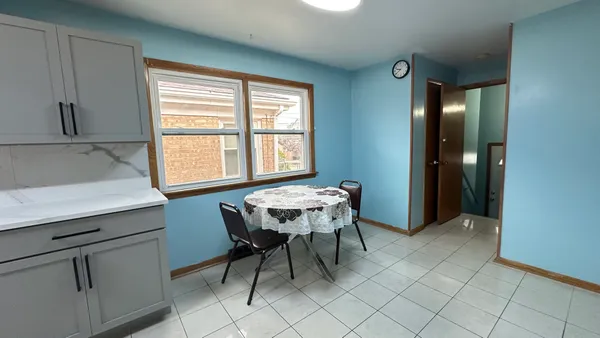 $3,000 | 4819 West Winnemac Avenue, Chicago, IL 60630