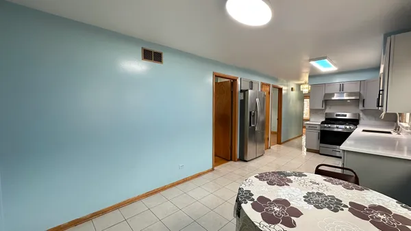 $3,000 | 4819 West Winnemac Avenue, Chicago, IL 60630