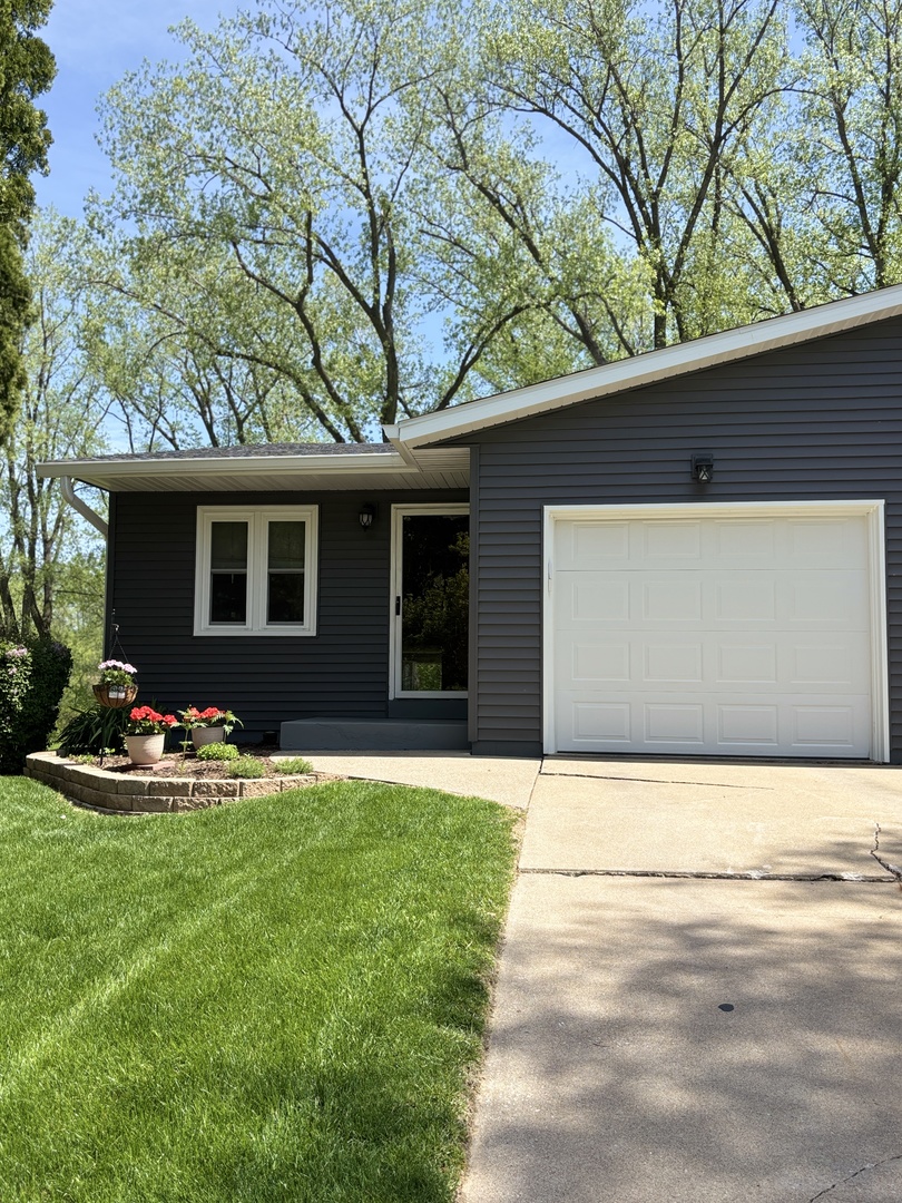 8317 10th Street West Rock Island, IL 61201 - Photo 2 of 16
