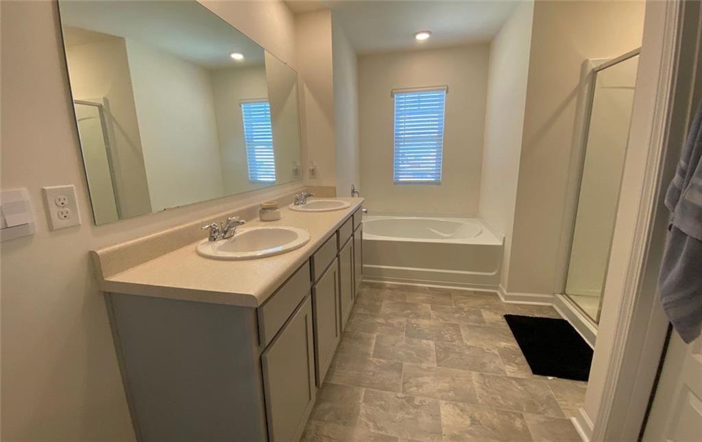 676 Whitman Lane Stockbridge, GA 30281 - Photo 17 of 50 a bathroom with a sink a toilet a tub and a mirror