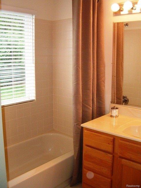 3799 Deer Ridge Metamora, MI 48455 - Photo 15 of 19 Bath in Master Suite!.jpg