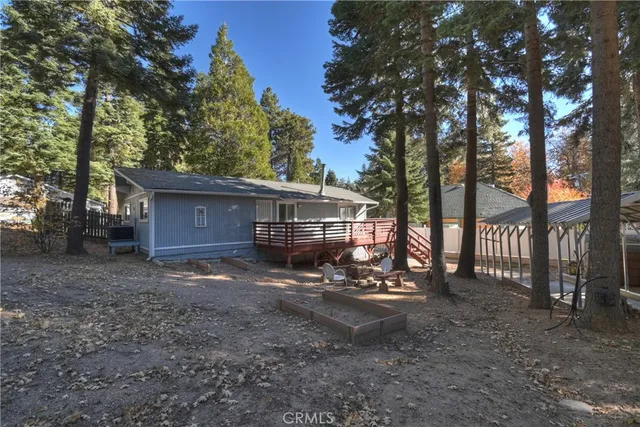 a view of a tree in the middle of a yard