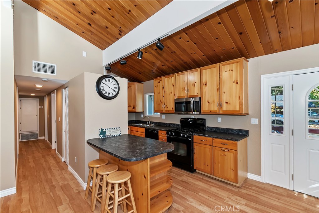 31435 Oakleaf Drive Running Springs, CA 92382 - Photo 6 of 39