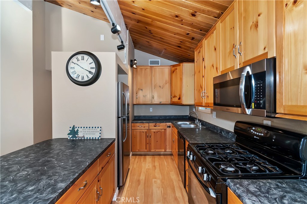 31435 Oakleaf Drive Running Springs, CA 92382 - Photo 7 of 39