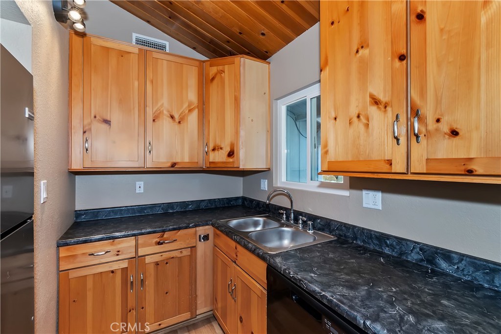 31435 Oakleaf Drive Running Springs, CA 92382 - Photo 9 of 39